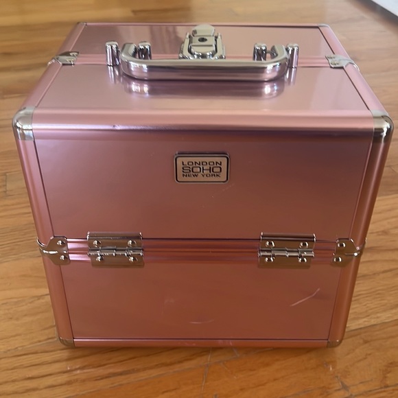 Pink storage box. - Picture 2 of 8
